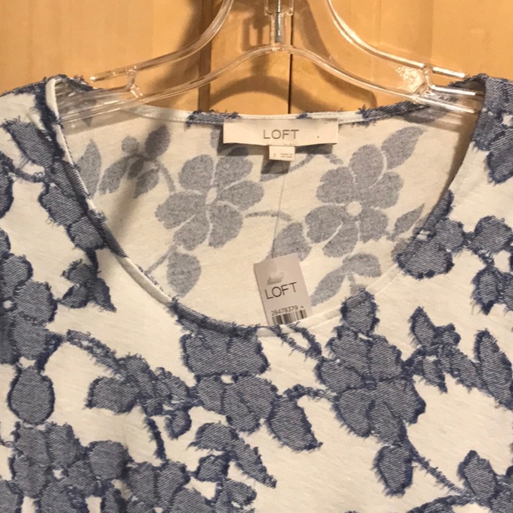 New LOFT Women's Blue Floral Top - Picture 4 of 7